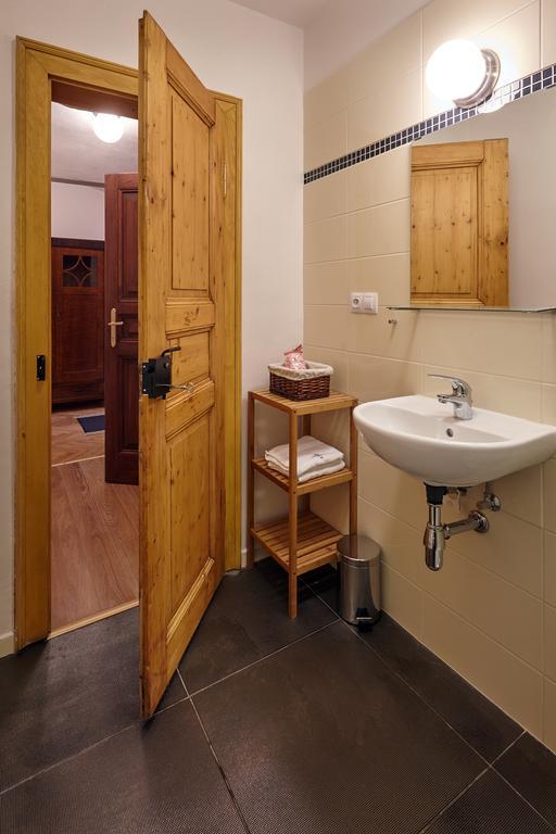 Queen Bee Apartments براغ الغرفة الصورة