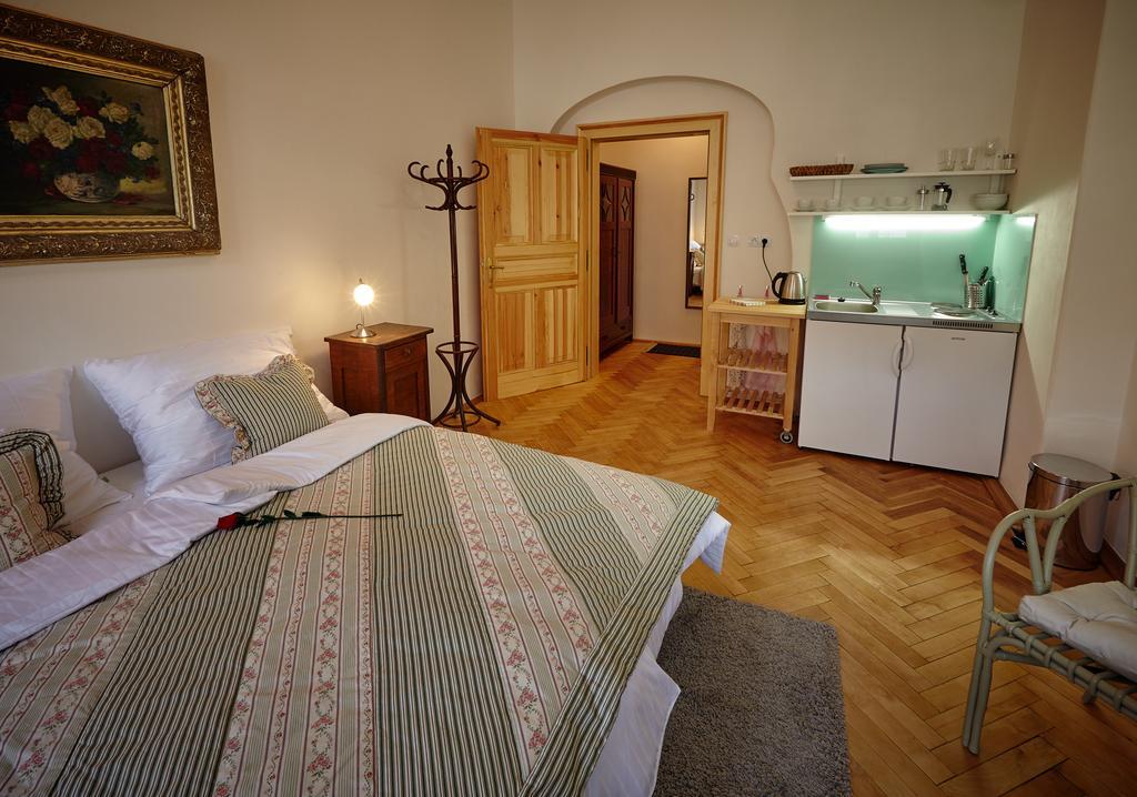 Queen Bee Apartments براغ الغرفة الصورة