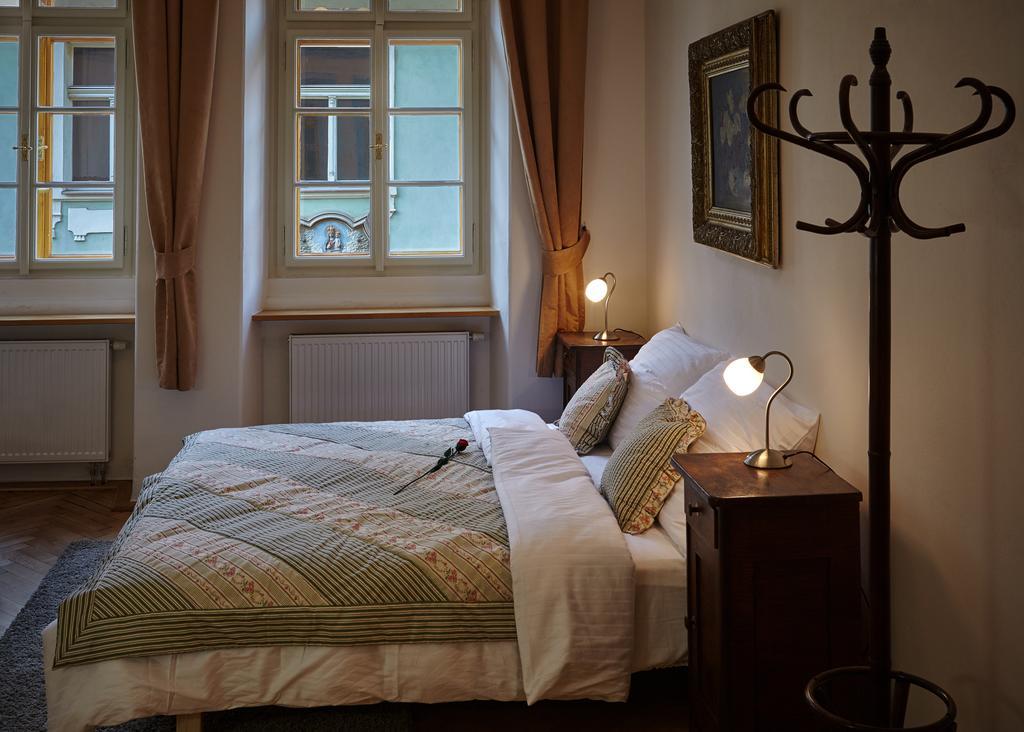 Queen Bee Apartments براغ الغرفة الصورة