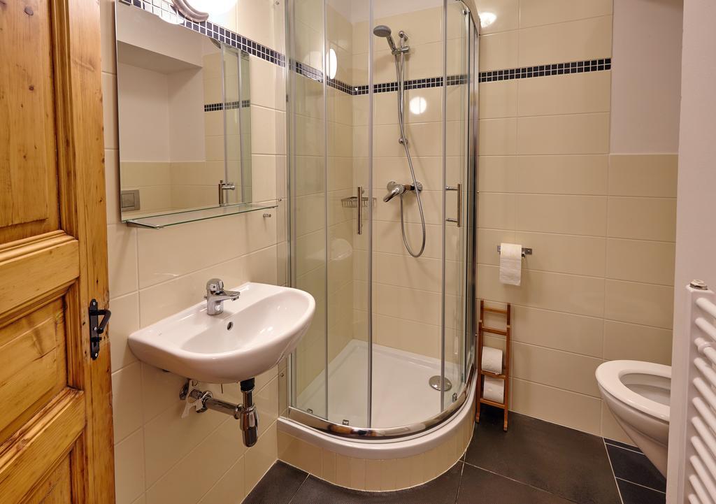 Queen Bee Apartments براغ الغرفة الصورة