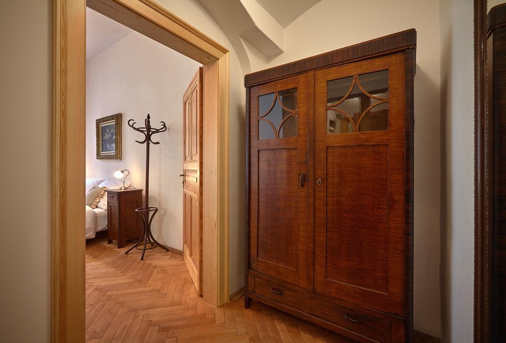 Queen Bee Apartments براغ الغرفة الصورة