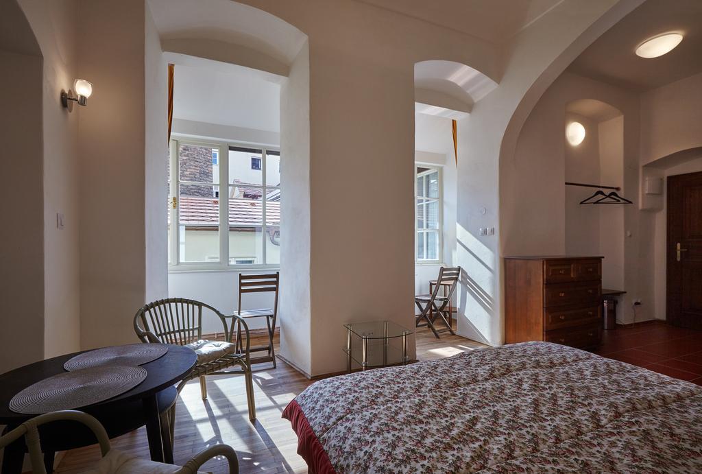 Queen Bee Apartments براغ الغرفة الصورة