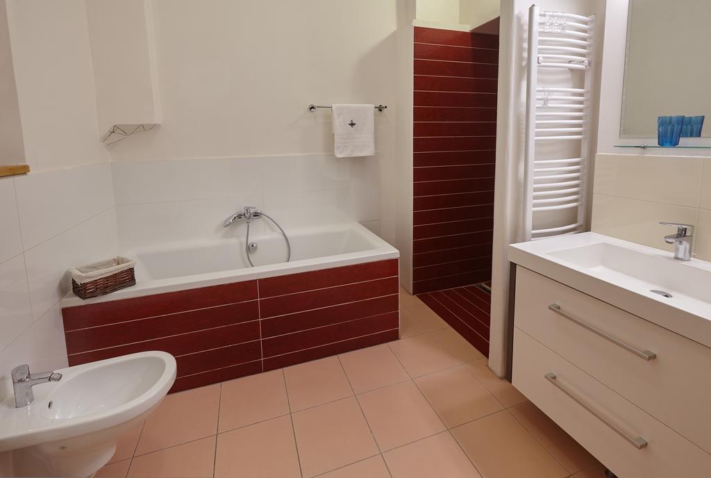 Queen Bee Apartments براغ الغرفة الصورة