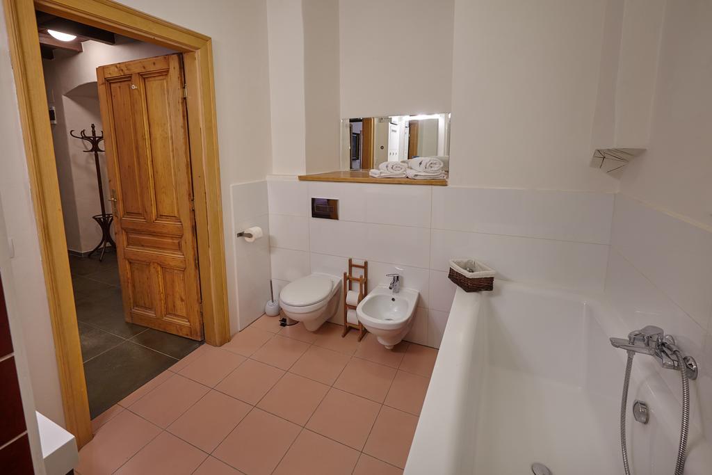 Queen Bee Apartments براغ الغرفة الصورة