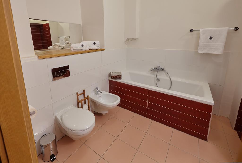Queen Bee Apartments براغ المظهر الخارجي الصورة