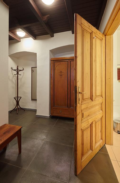 Queen Bee Apartments براغ الغرفة الصورة
