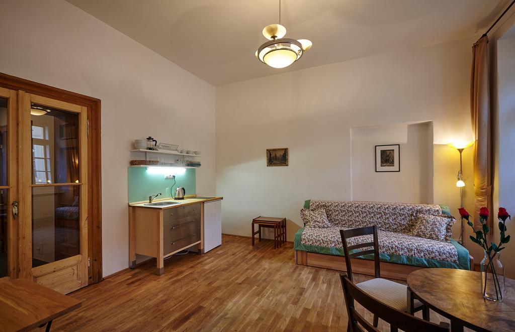 Queen Bee Apartments براغ الغرفة الصورة
