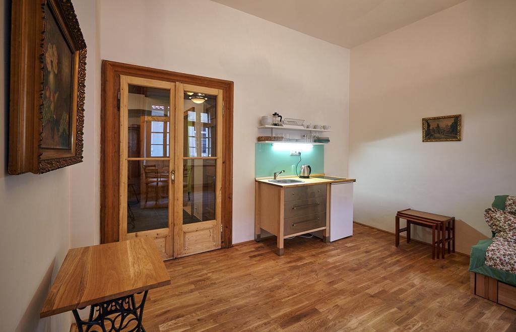 Queen Bee Apartments براغ الغرفة الصورة