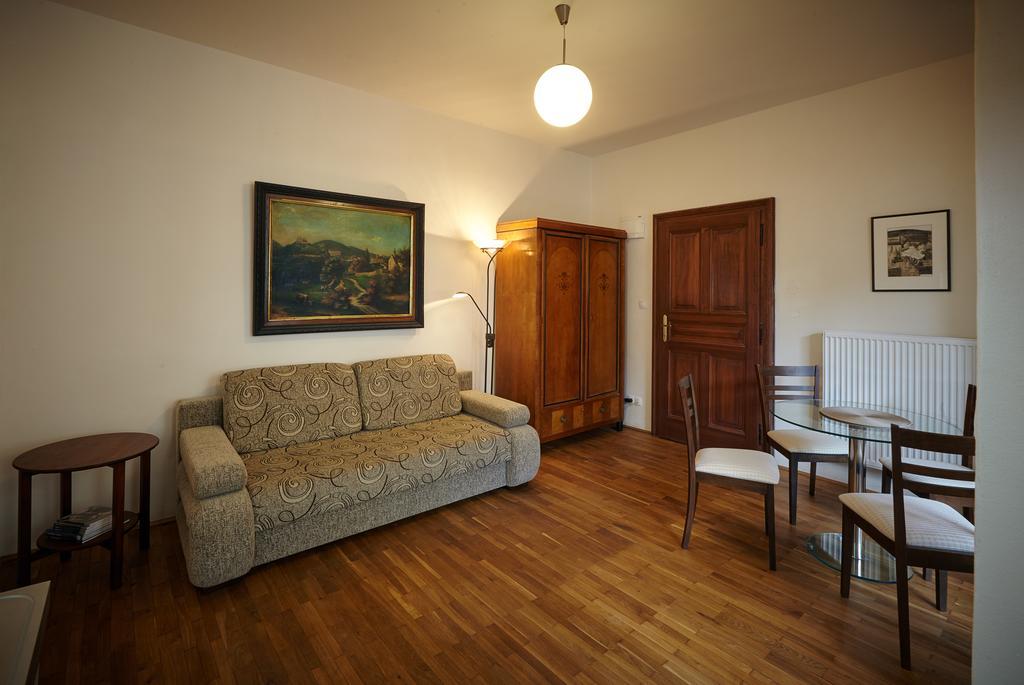 Queen Bee Apartments براغ الغرفة الصورة