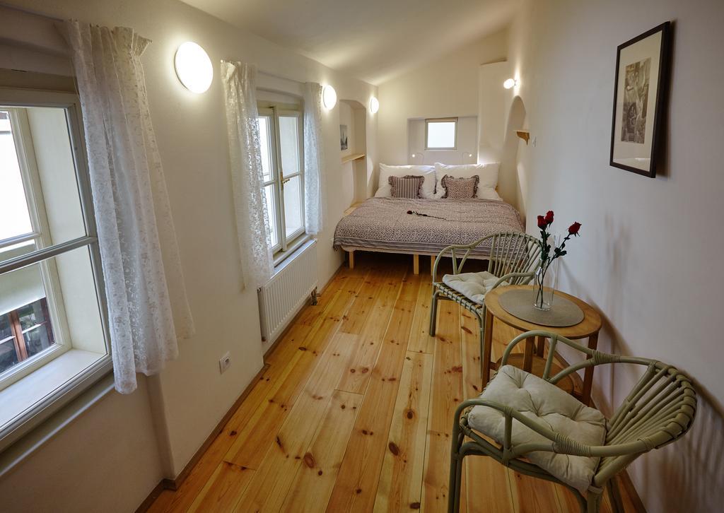 Queen Bee Apartments براغ الغرفة الصورة