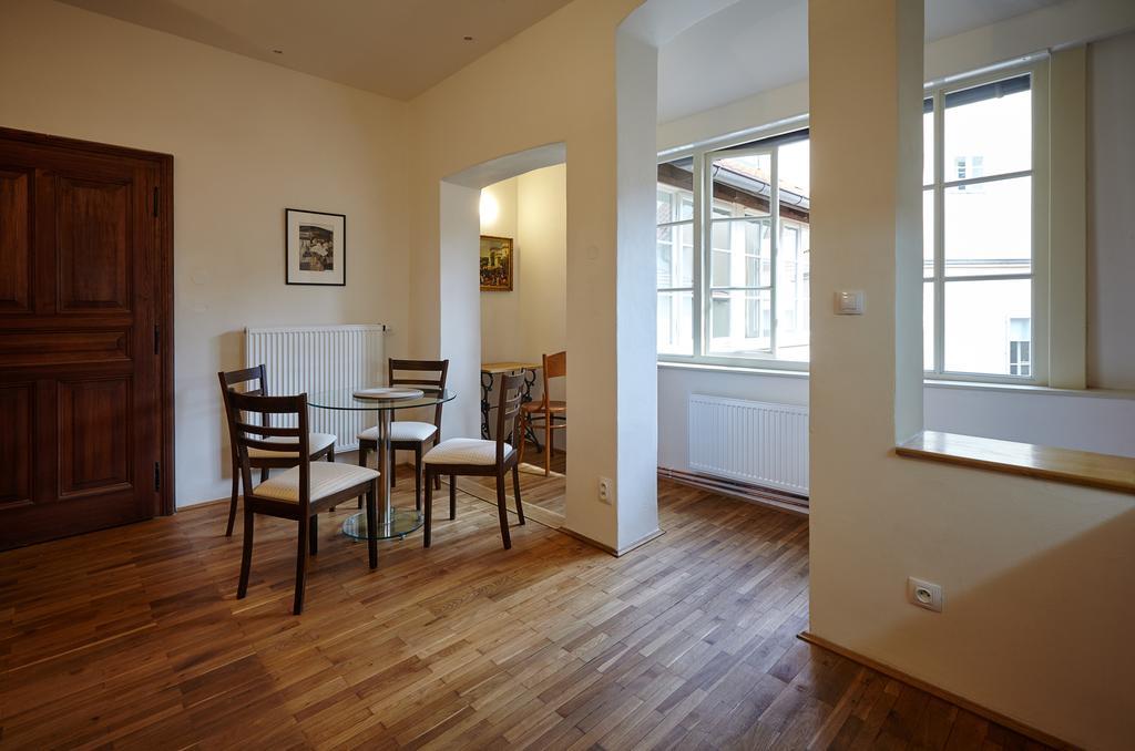 Queen Bee Apartments براغ الغرفة الصورة